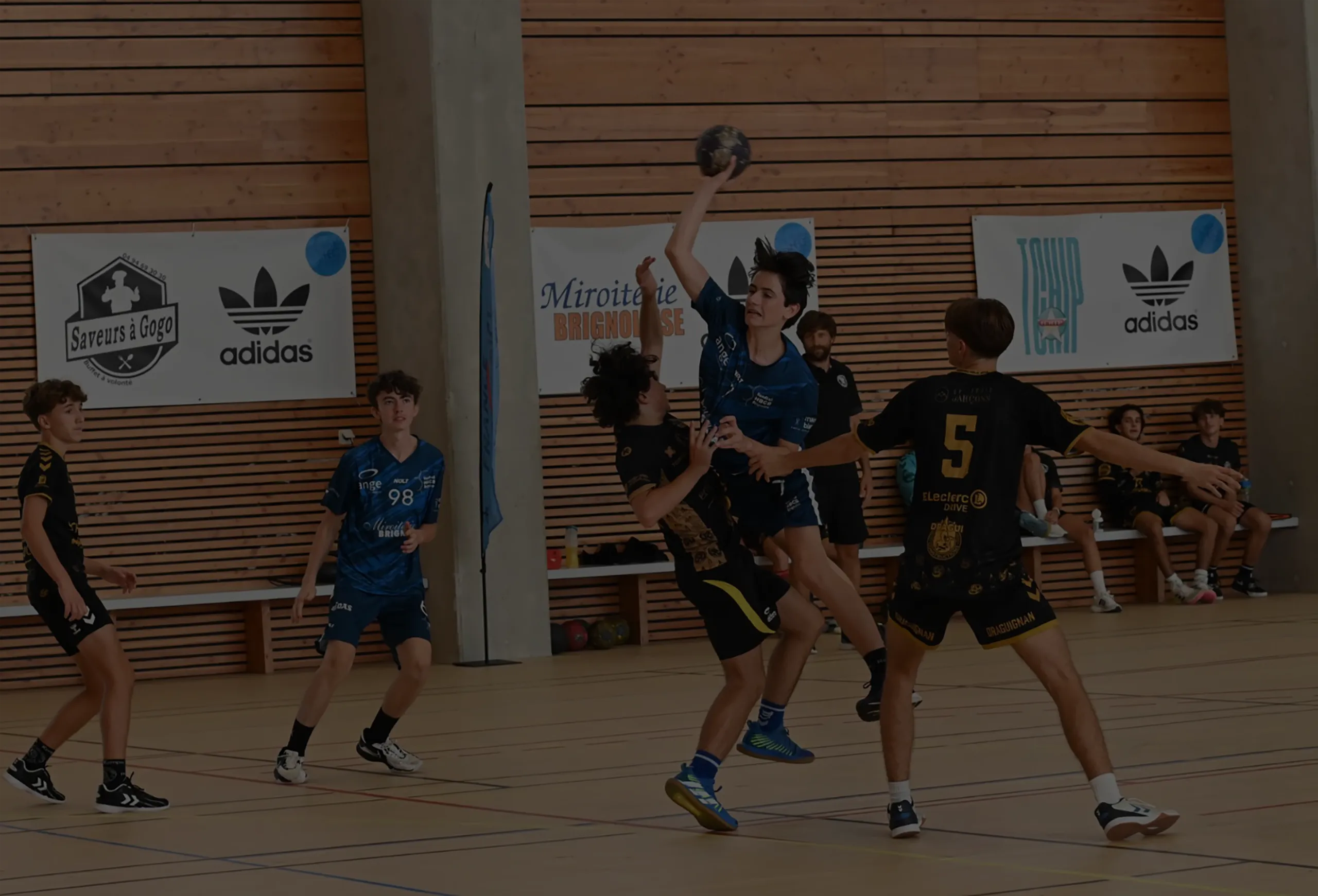 Joueurs du Handball Club Brignolais en action au gymnase, lors d'un match à domicile