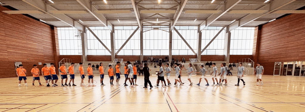 Une journée exceptionnelle à Brignoles Hier, le gymnase du Vabre a vibré au rythme des qualifications U18 masculins pour le Championnat de France… et quelle journée ! Le Handball Club Brignolais a eu l’honneur d’accueillir quatre très belles équipes venues offrir un spectacle de grande qualité à un public venu nombreux.