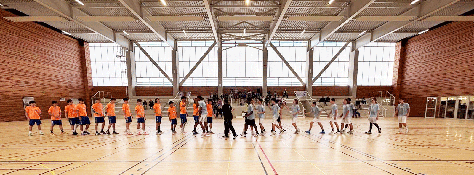 Une journée exceptionnelle à Brignoles Hier, le gymnase du Vabre a vibré au rythme des qualifications U18 masculins pour le Championnat de France… et quelle journée ! Le Handball Club Brignolais a eu l’honneur d’accueillir quatre très belles équipes venues offrir un spectacle de grande qualité à un public venu nombreux.