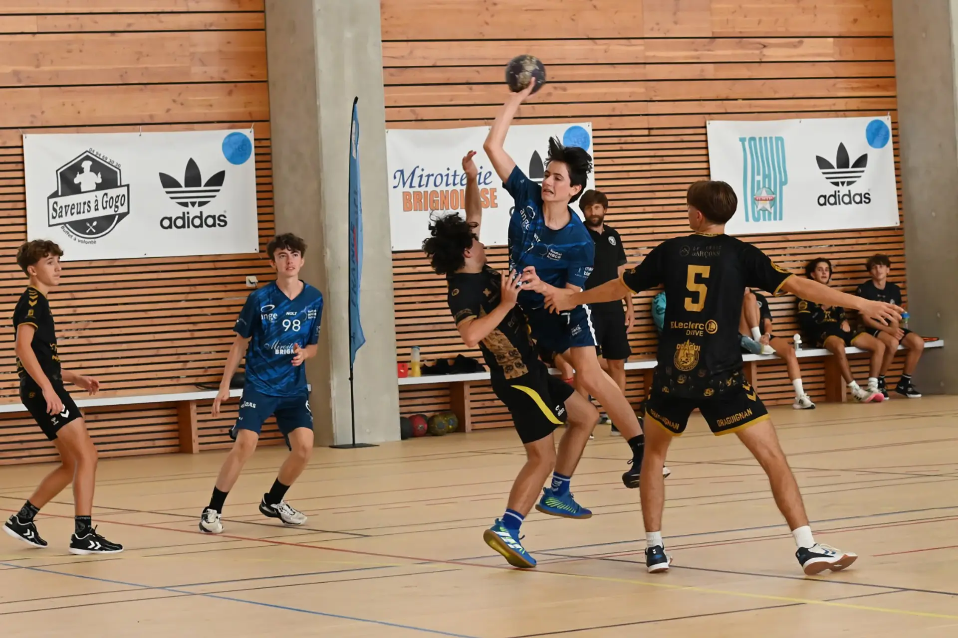 Joueurs du Handball Club Brignolais en action au gymnase, lors d'un match à domicile